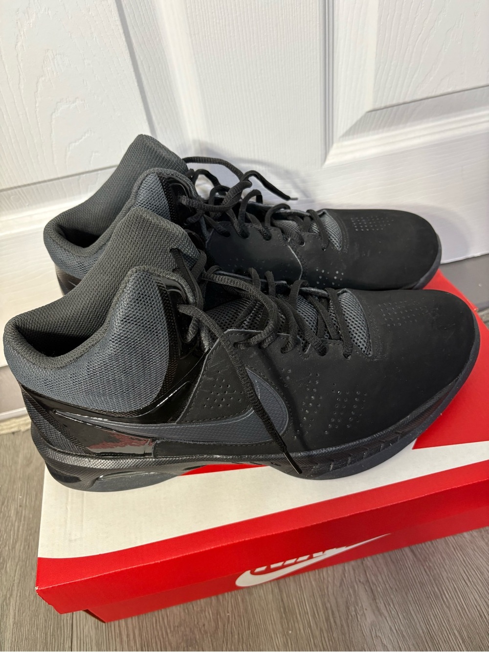 Nike Men's Black and Gray Mid-Top Athletic Shoes
